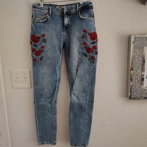 Zara jeans with embroidery red flowers on both legs size 4